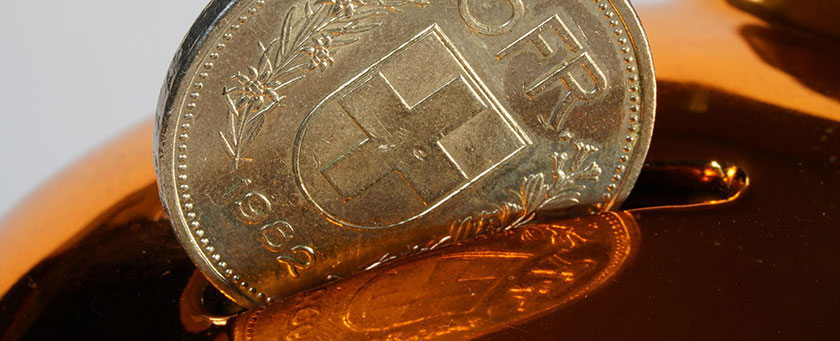 In einem Glasbehälter liegt eine Münze