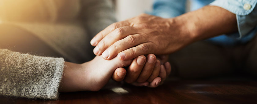 Eine Person hlt die Hand einer anderen Person